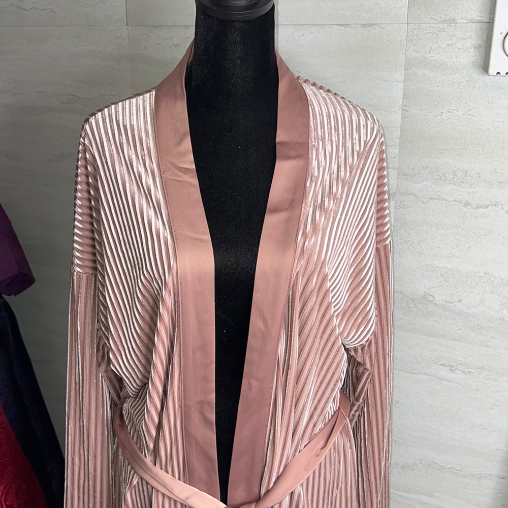 BRAND NEW Forever 21 Plush Pink Kimono